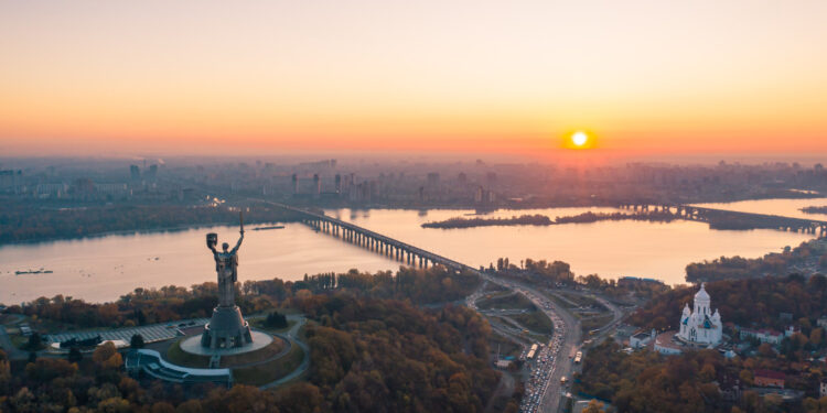 Посольство Казахстана рекомендовало казахстанцам покинуть Украину