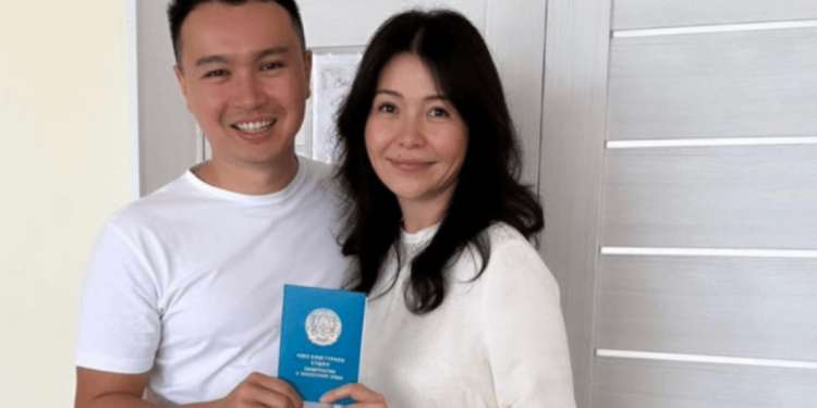 Асель Садвакасова официально развелась с мужем