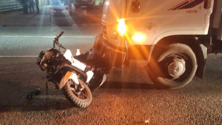 Жаңаөзенде мопедке мінгескен үш баланың біреуі көз жұмды