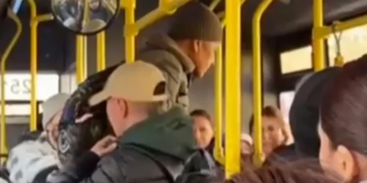 Автобуста әйелді ұрған ер адам қамауға алынды