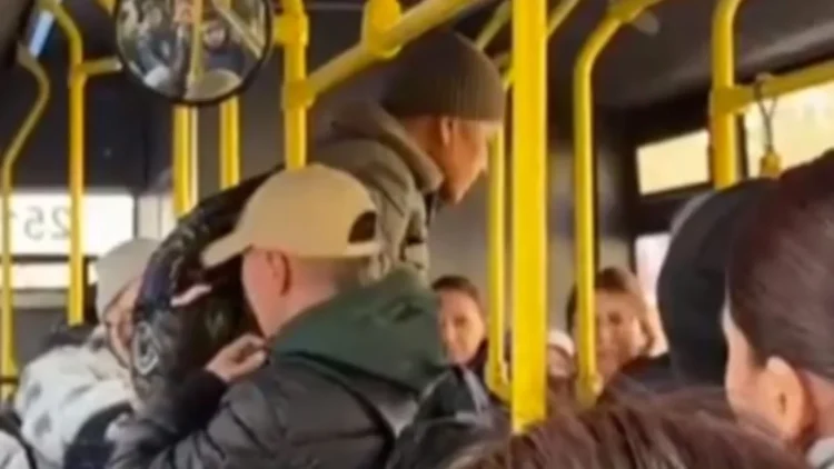 Автобуста әйелді ұрған ер адам қамауға алынды