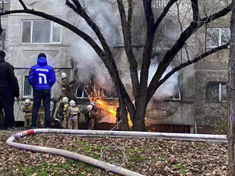 Пожар в Алматы: ребенок остался один в горящей квартире