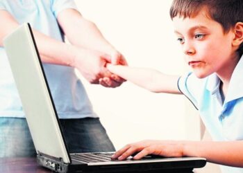 15 жастағы бала компьютерге тыйым салғаны үшін анасын балталап өлтірді