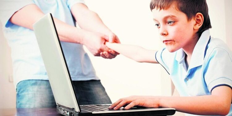 15 жастағы бала компьютерге тыйым салғаны үшін анасын балталап өлтірді