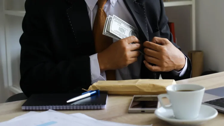 Қостанайда жымқырған жаттықтырушы 5,9 млн теңге иемденді