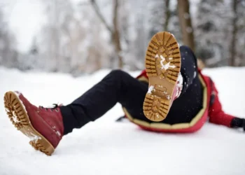 Около 100 астанчан обратились в травмпункты из-за последствий непогоды