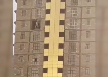 На Актау обрушился ураганный ветер