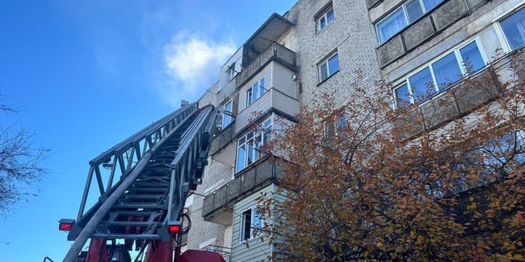 В Талгаре спасатели эвакуировали 18 человек при пожаре