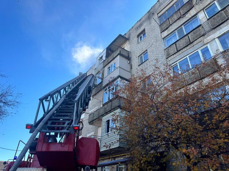 В Талгаре спасатели эвакуировали 18 человек при пожаре