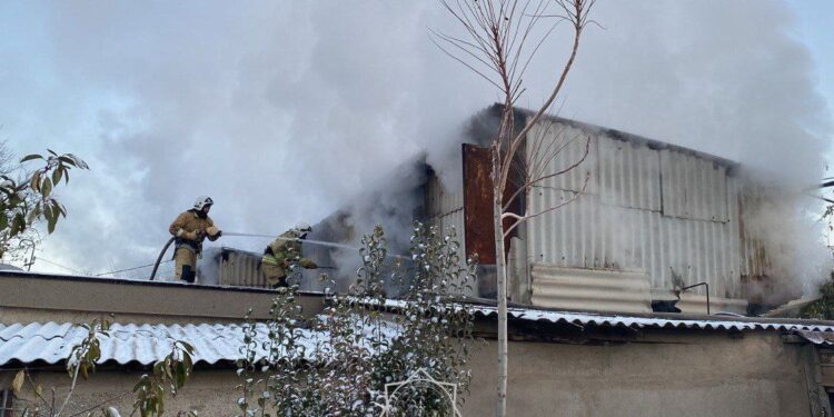 В Шымкенте спасатели ликвидировали пожар в жилом доме