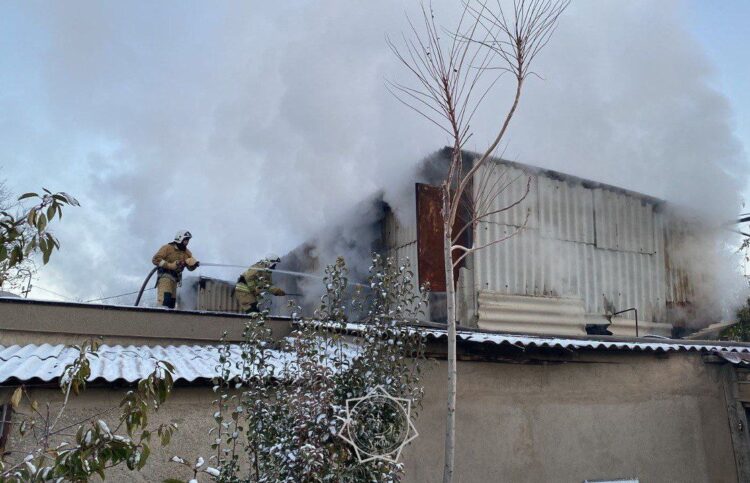 В Шымкенте спасатели ликвидировали пожар в жилом доме
