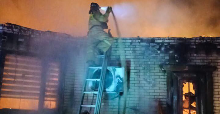 Пожарные Актюбинской области спасли дом от огня