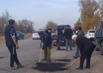 Жители Аксенгира сами чинят дороги: «КазАвтоЖол» прокомментировал видео