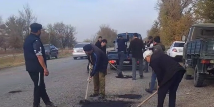 Жители Аксенгира сами чинят дороги: «КазАвтоЖол» прокомментировал видео