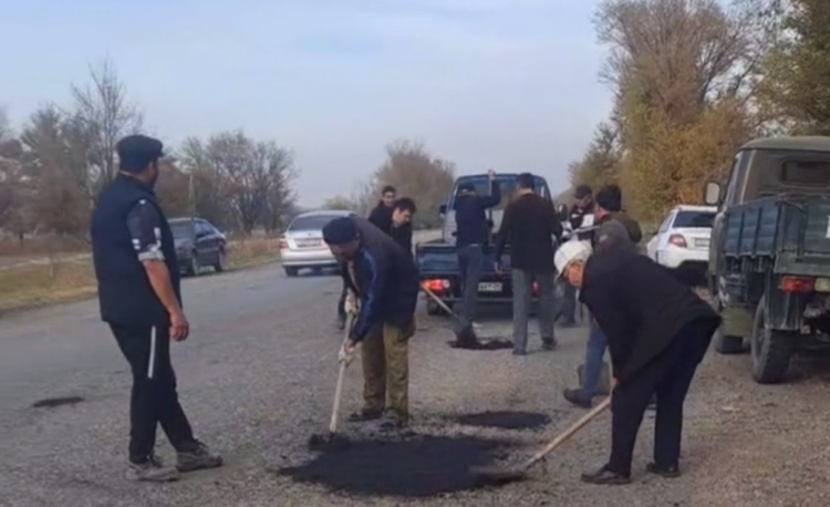 Жители Аксенгира сами чинят дороги: «КазАвтоЖол» прокомментировал видео