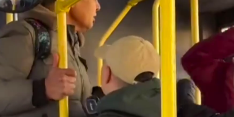 Мужчина ударил женщину в автобусе из-за громкого разговора по телефону