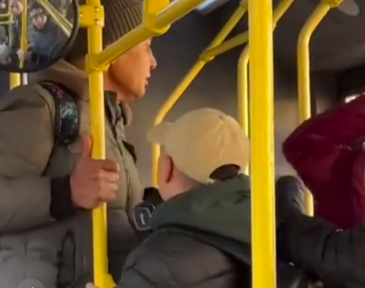 Мужчина ударил женщину в автобусе из-за громкого разговора по телефону