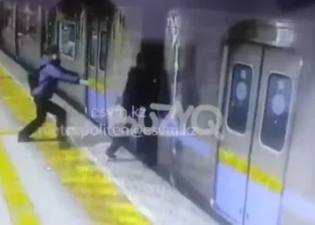 Алматы метросында зағип жігіттің рельске құлаған сәті түсірілген видео тарады