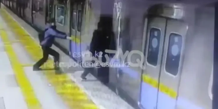 Алматы метросында зағип жігіттің рельске құлаған сәті түсірілген видео тарады