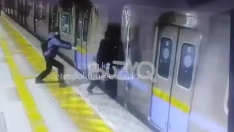 Алматы метросында зағип жігіттің рельске құлаған сәті түсірілген видео тарады