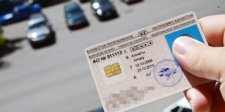 В алматинском спецЦОНе поймали мужчину, который сдавал экзамен на права с наушниками и видеокамерой