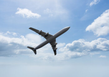 На борту самолета находились 67 человек: спасательные работы продолжаются