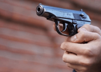 Алматыда ер адам тұрғын үй кешеніне басып кіріп, екі адамға оқ атқан