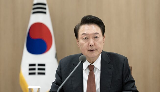 Оңтүстік Корея әскери төтенше жағдай жариялады