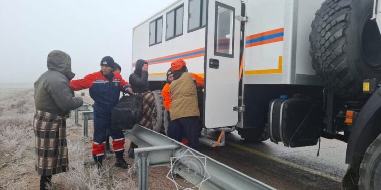 Жамбыл облысында жолда қалған жолаушылар құтқарылды