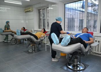 Жетісулық волонтерлар Ақтау қаласы маңындағы ұшақ апатынан зардап шеккендерге көмек үшін қан тапсыруда