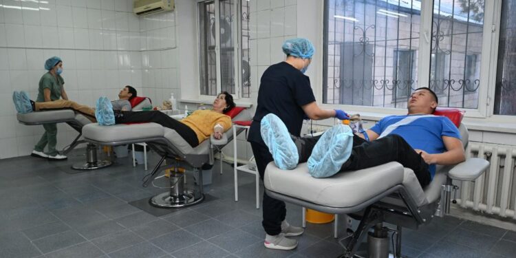 Волонтеры области Жетісу сдали кровь для помощи пострадавшим в авиакатастрофе близ Актау