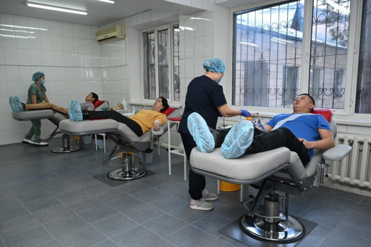 Жетісулық волонтерлар Ақтау қаласы маңындағы ұшақ апатынан зардап шеккендерге көмек үшін қан тапсыруда