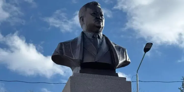 Кегенде Заманбек Нұрқаділовке арналған ескерткіш-бюст ашылды