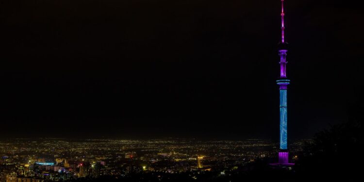 В Алматы провели световое шоу на телебашне Коктобе