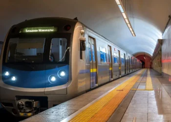 Алматыда «Абай» метро станциясында ер адам рельске құлап кетті