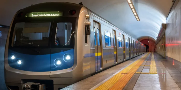 Алматыда «Абай» метро станциясында ер адам рельске құлап кетті