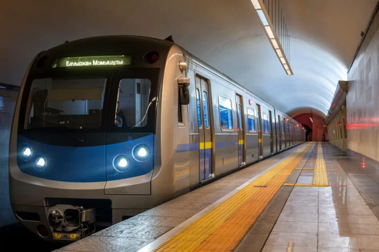 Алматыда «Абай» метро станциясында ер адам рельске құлап кетті