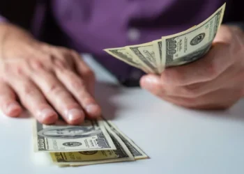 Как рост курса доллара скажется на жизни казахстанцев: мнение экспертов