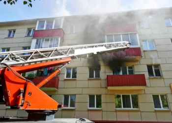 В Алматы пожарные спасли троих мужчин с помощью лестницы