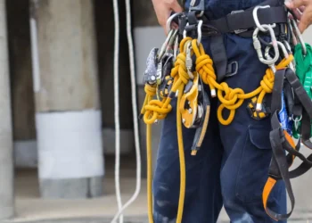 Алматыда өнеркәсіптік альпинист биіктен құлап қаза тапты