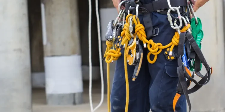 Алматыда өнеркәсіптік альпинист биіктен құлап қаза тапты