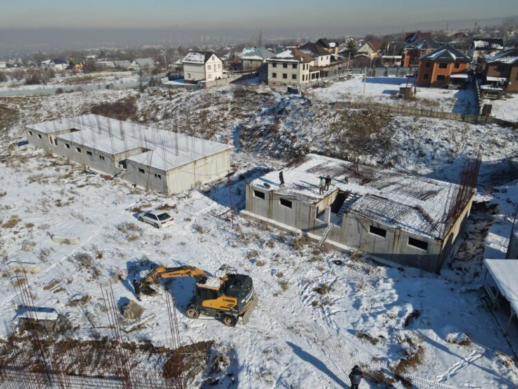 В Алматы демонтируют еще один незаконный ЖК