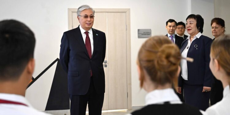 Токаев посетил школу имени своего отца в Уштобе