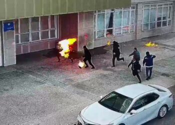 «Жаль, что человек ушел»: аким о самоподжоге у здания акимата