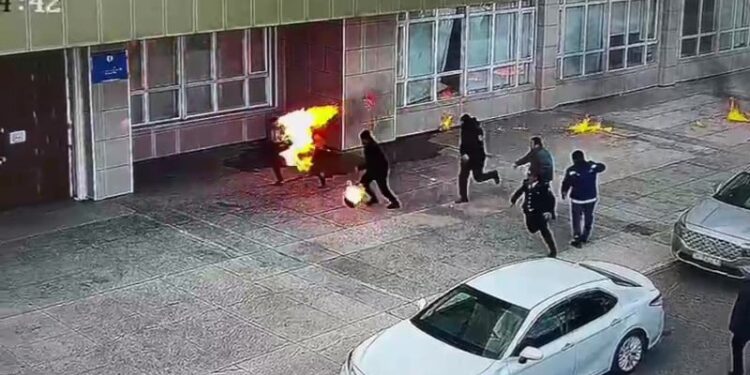 «Жаль, что человек ушел»: аким о самоподжоге у здания акимата