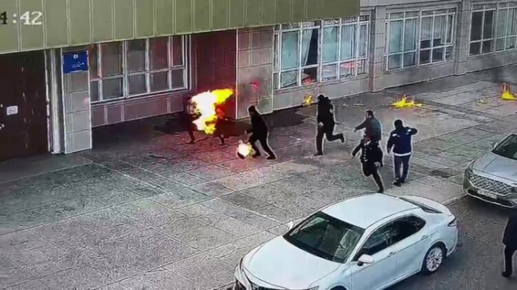 «Жаль, что человек ушел»: аким о самоподжоге у здания акимата