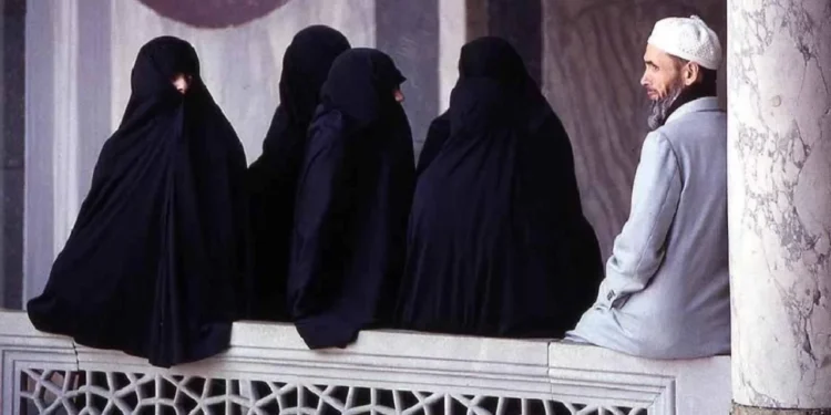 Ресейде ер адамдарға төрт әйел алуға дейін рұқсат берілді