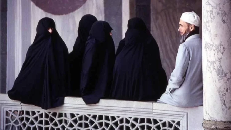 Ресейде ер адамдарға төрт әйел алуға дейін рұқсат берілді