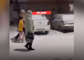 В Хромтау мать вела раздетого ребенка в мороз: полиция провела проверку