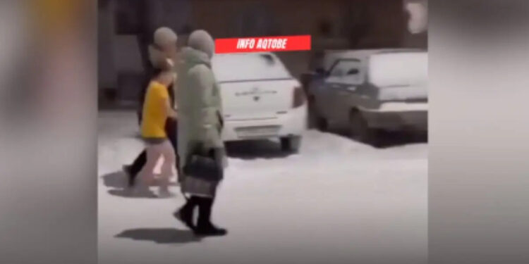 В Хромтау мать вела раздетого ребенка в мороз: полиция провела проверку